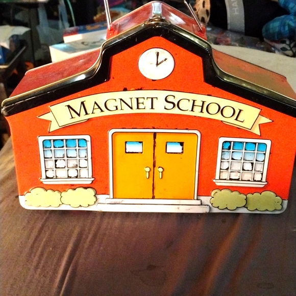 Vintage Magnet school lunch box - Picture 1 of 3